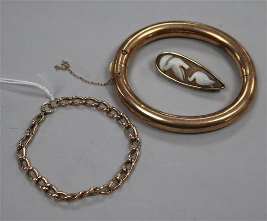 A 9ct gold chain-link small bracelet, a 9ct gold and metal hinged bangle and a cameo doves brooch
